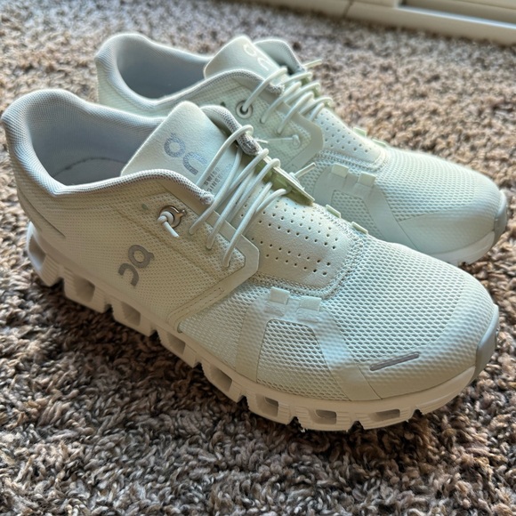 On Running-Cloud 5 Women’s 7.5 - Picture 1 of 8